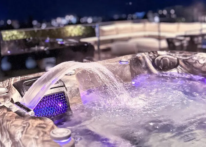 Malberry Park 301 - Modern 2bedroom With Shared Heated Pool, Sauna, Gym, Jacuzzi *