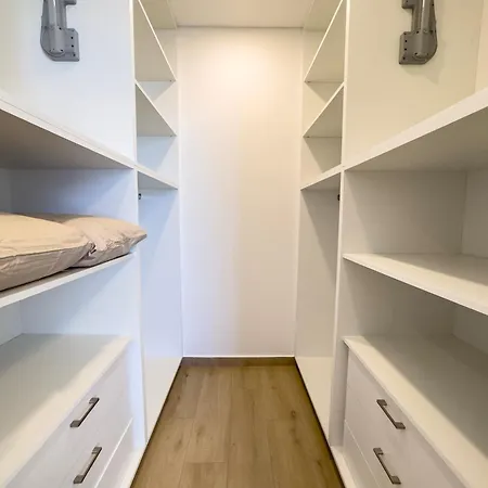 Malberry Park 301 - Modern 2bedroom With Shared Heated Pool, Sauna, Gym, Jacuzzi *