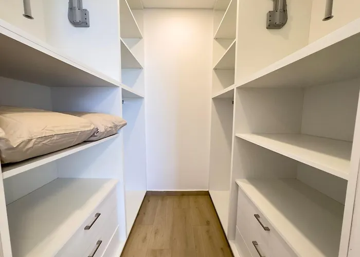 Malberry Park 301 - Modern 2bedroom With Shared Heated Pool, Sauna, Gym, Jacuzzi *