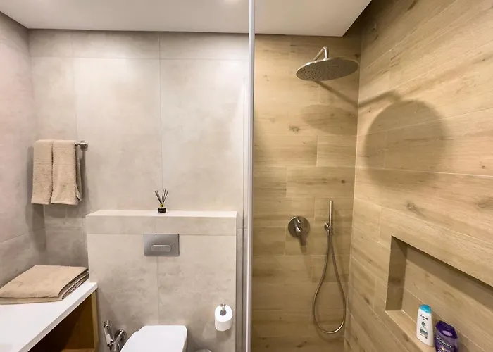 Malberry Park 301 - Modern 2bedroom With Shared Heated Pool, Sauna, Gym, Jacuzzi 파포스