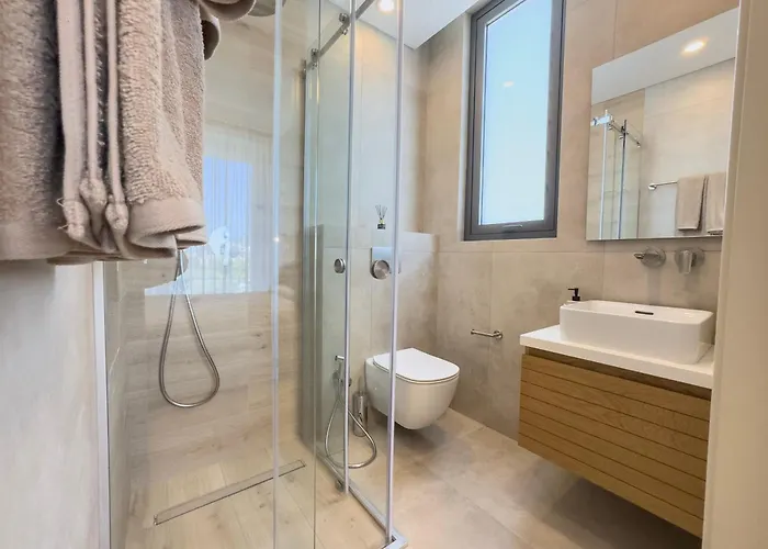 Malberry Park 301 - Modern 2bedroom With Shared Heated Pool, Sauna, Gym, Jacuzzi 아파트 파포스