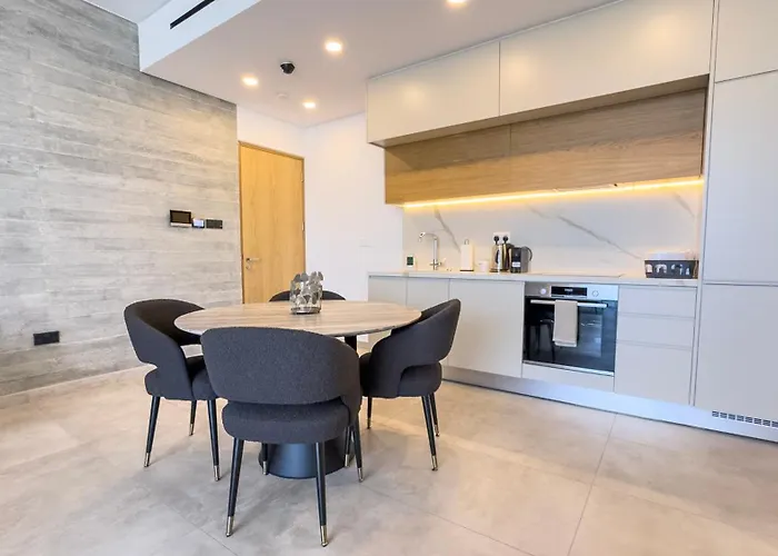 Malberry Park 301 - Modern 2bedroom With Shared Heated Pool, Sauna, Gym, Jacuzzi * 파포스