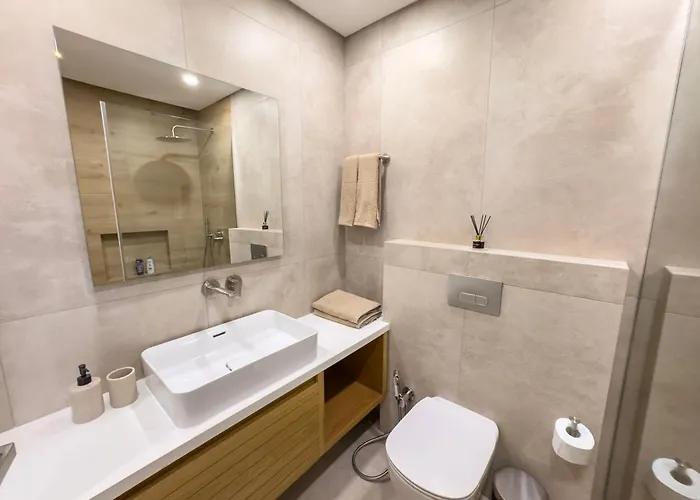 Malberry Park 301 - Modern 2bedroom With Shared Heated Pool, Sauna, Gym, Jacuzzi 아파트 파포스